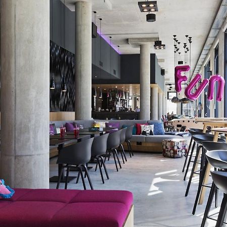 Moxy Vienna Airport Hotel Schwechat Exterior foto