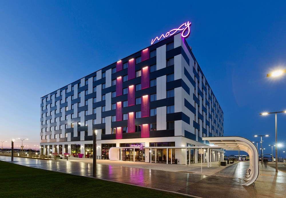 Moxy Vienna Airport Hotel Schwechat Exterior foto