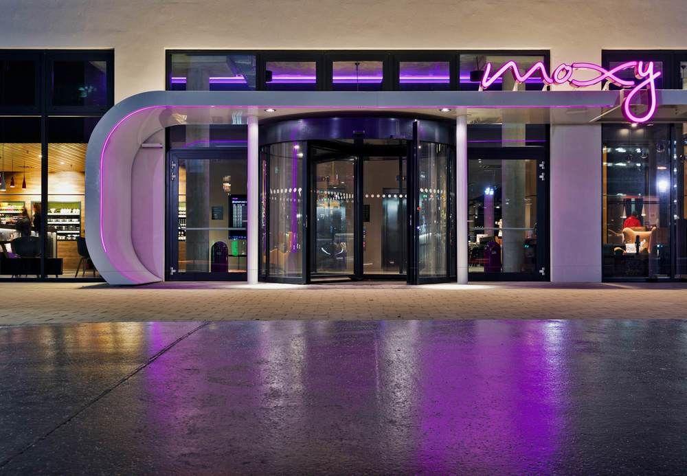 Moxy Vienna Airport Hotel Schwechat Exterior foto