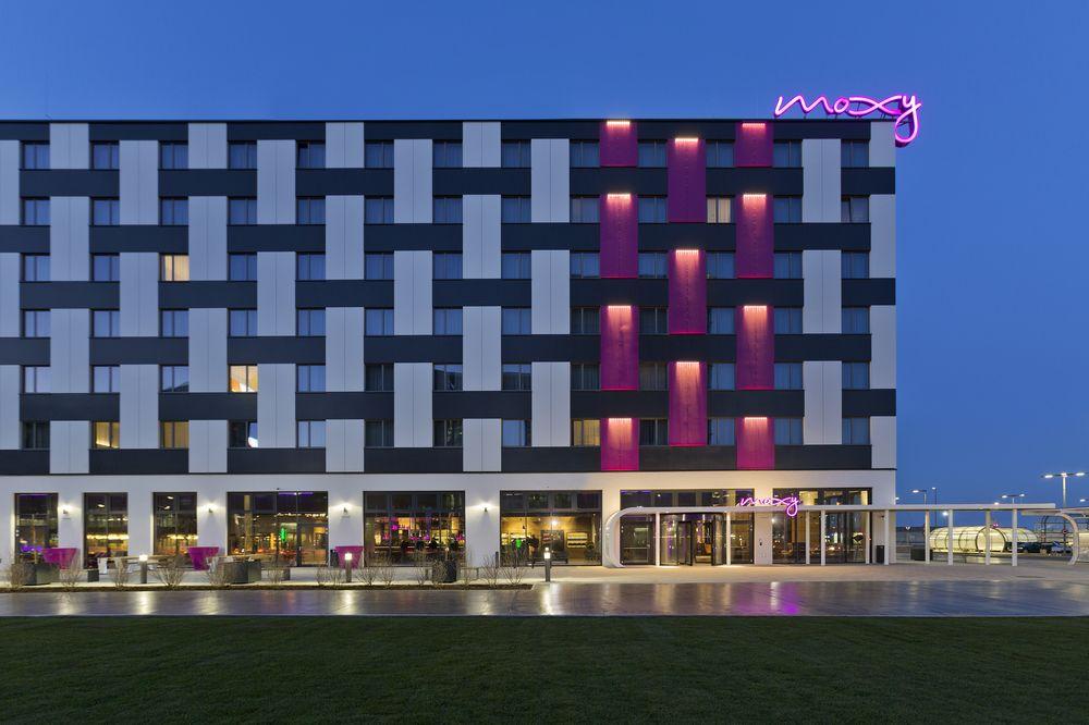 Moxy Vienna Airport Hotel Schwechat Exterior foto