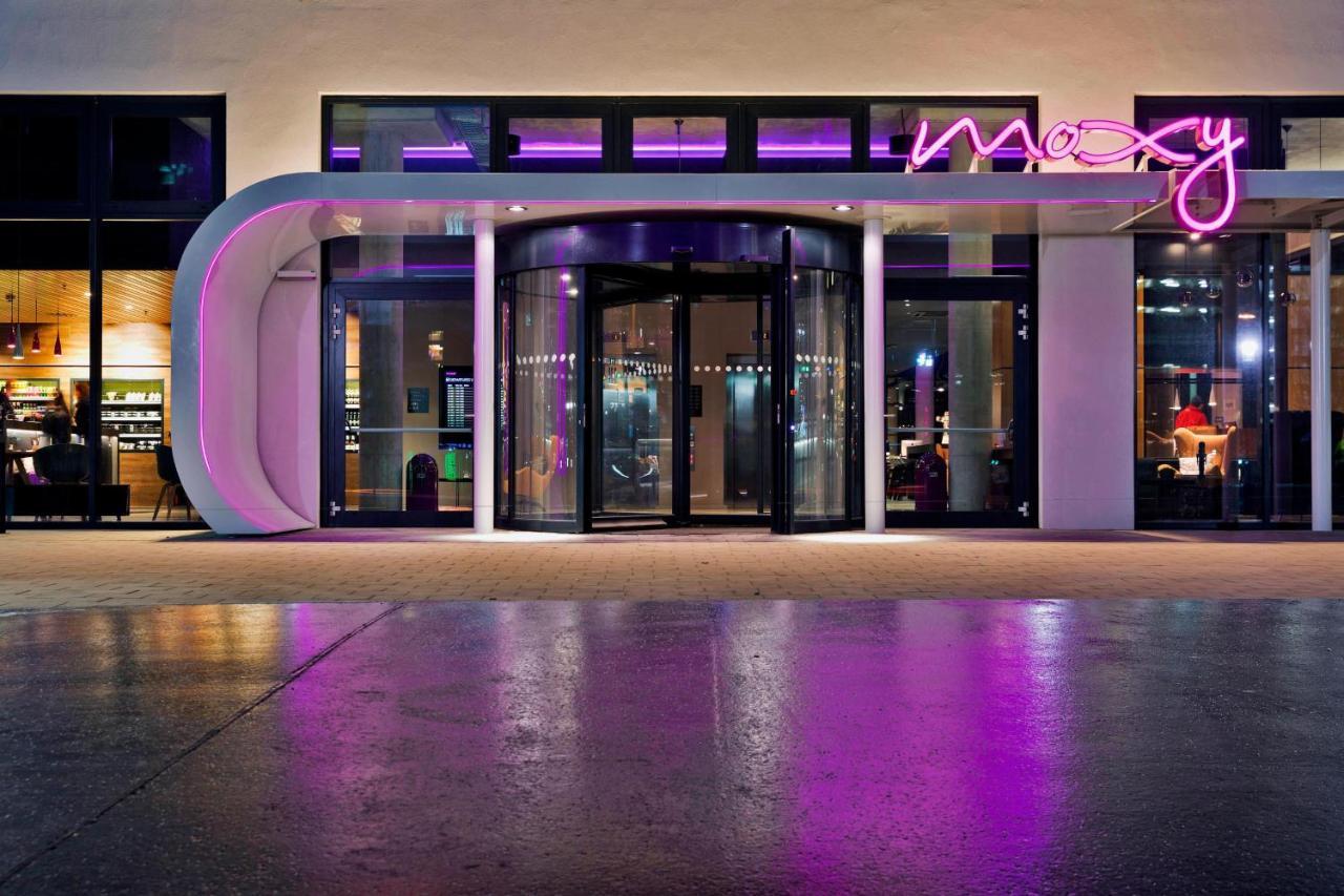 Moxy Vienna Airport Hotel Schwechat Exterior foto