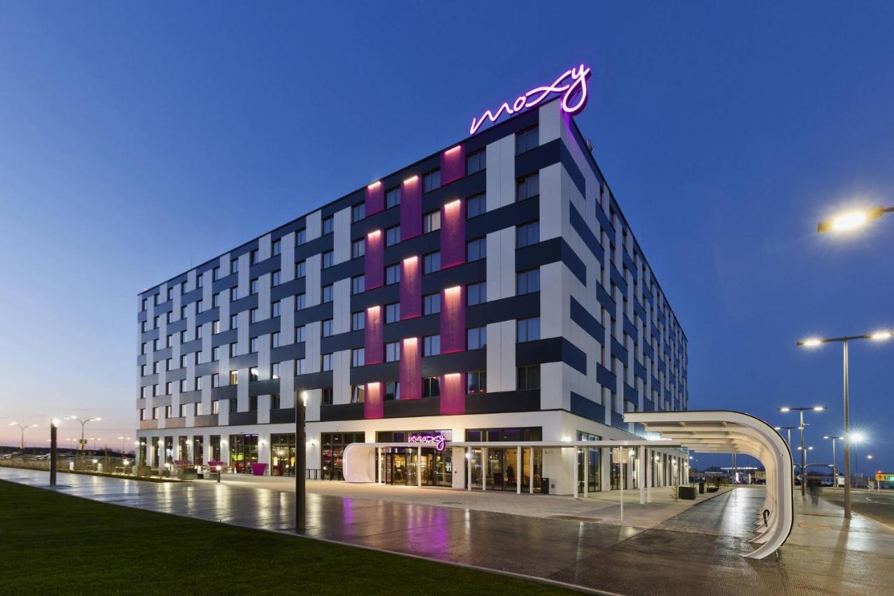 Moxy Vienna Airport Hotel Schwechat Exterior foto